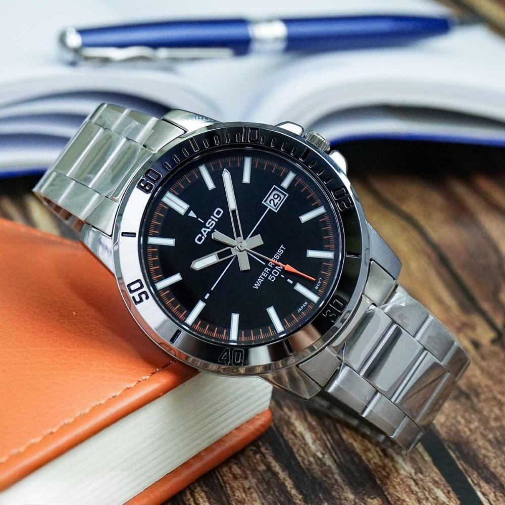 Đồng Hồ Casio MTP-VD01D-1E2VUDF – Chính Hãng, Uy Tín 3 MTP-VD01D-1E2VUDF góc nghiêng bên trái