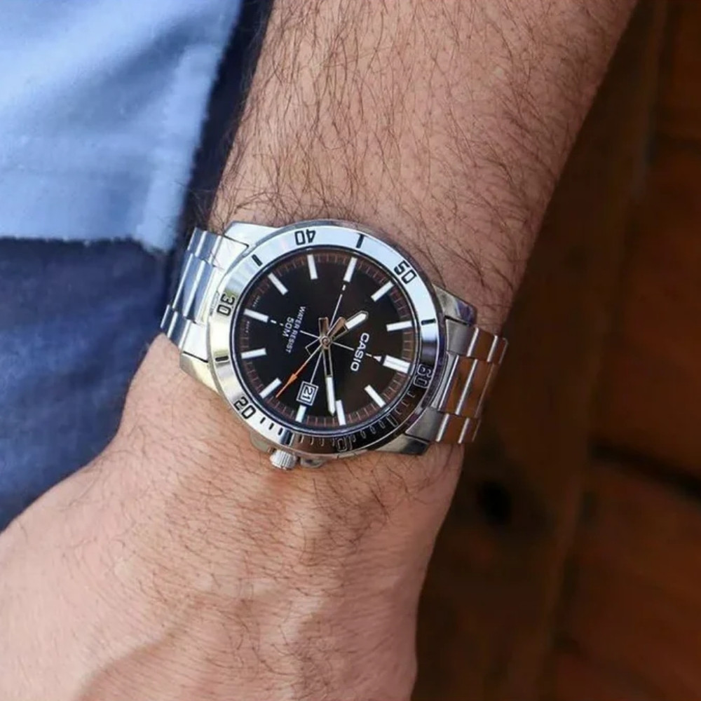 Đồng Hồ Casio MTP-VD01D-1E2VUDF – Chính Hãng, Uy Tín 5 MTP-VD01D-1E2VUDF lên tay khách chi tiết