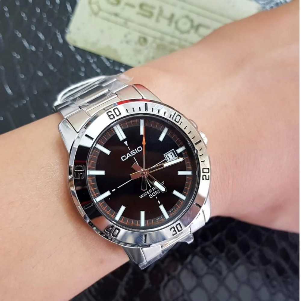Đồng Hồ Casio MTP-VD01D-1E2VUDF – Chính Hãng, Uy Tín 4 MTP-VD01D-1E2VUDF lên tay chi tiết cận cảnh