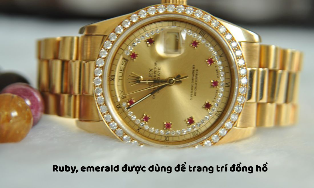 Vật liệu trang sức nào phổ biến nhất? Loại nào có trên đồng hồ? 12 Ruby, emerald cũng là những chất liệu dùng để trang trí đồng hồ