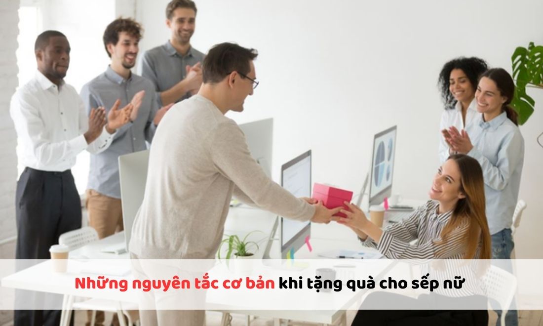 Khi tặng quà cho chị lãnh đạo, đừng quên đưa bằng hai tay và gửi gắm những lời chúc chân thành 
