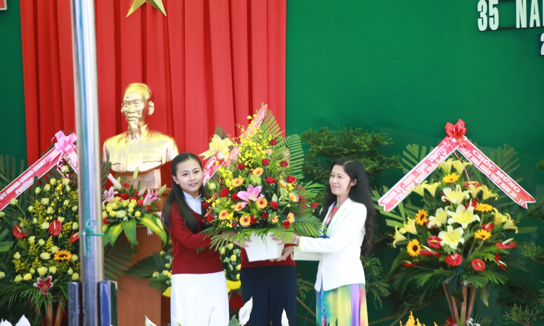 Hoa tươi luôn là "ngôn ngữ" đẹp nhất để bày tỏ lòng biết ơn